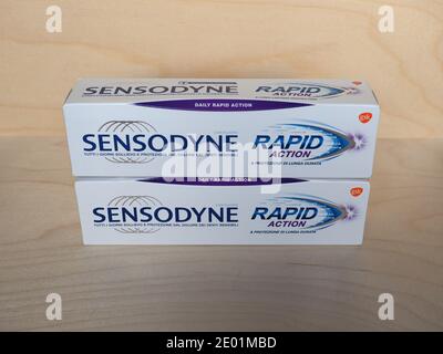 MILANO, ITALIA - CIRCA DICEMBRE 2020: Pacchetto di dentifricio Sensodyne Foto Stock