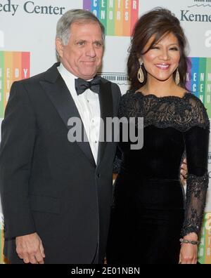 Les Moonves e Julie Chen arrivano per la cena ufficiale dell'artista in onore dei vincitori del Kennedy Center Honors 2013 ospitato dal Segretario di Stato degli Stati Uniti John F. Kerry al Dipartimento di Stato degli Stati Uniti a Washington, DC, USA, sabato 7 dicembre 2013. I 2013 honorees sono: cantante d'opera Martina Arroyo; pianista, tastierista, bandleader e compositore Herbie Hancock; pianista, cantante e cantautore Billy Joel; attrice Shirley McLaine; musicista e cantautore Carlos Santana. Foto di Ron Sachs/piscina/ABACAPRESS.COM Foto Stock