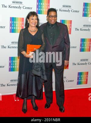 Herbie Hancock e sua moglie, Gigi, arrivano per la cena ufficiale dell'artista in onore dei vincitori dei 2013 Kennedy Center Honors ospitati dal Segretario di Stato degli Stati Uniti John F. Kerry al Dipartimento di Stato degli Stati Uniti a Washington, DC, USA, sabato 7 dicembre 2013. I 2013 honorees sono: cantante d'opera Martina Arroyo; pianista, tastierista, bandleader e compositore Herbie Hancock; pianista, cantante e cantautore Billy Joel; attrice Shirley McLaine; musicista e cantautore Carlos Santana. Foto di Ron Sachs/piscina/ABACAPRESS.COM Foto Stock