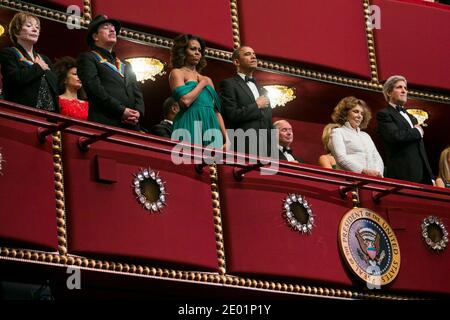 Il Presidente Barack Obama e la First Lady Michelle Obama hanno partecipato ai 2013 successi del Kennedy Center a Washington, DC, USA, l'8 dicembre 2013. I premi di quest'anno includono: la cantante d'opera Martina Arroyo, la musicista jazz Herbie Hancock, il musicista Billy Joel, l'attrice Shirley MacLaine e il musicista Carlos Santana. Foto di Kristoffer Tripplaar/piscina/ABACAPRESS.COM Foto Stock