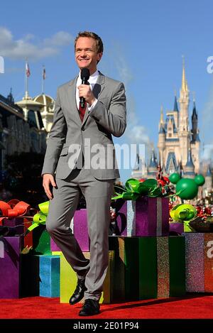 L'attore vincitore del premio Emmy Neil Patrick Harris ha un numero musicale per i membri Cast del musical 'Newsies' di Broadway di Disney un numero musicale per lo speciale TV della Parata di Natale di Disney Parks al parco del Regno Magico al Walt Disney World Resort di Lake Buena Vista, FL, USA il 07 dicembre 2013. Oltre a esibirsi, Harris è uno dei padroni di casa dello speciale annuale delle vacanze. Il 30° appuntamento annuale delle feste in telecast il 25 dicembre su ABC-TV. Lo spettacolo sarà anche in Canada sulla rete CBC e in tutto il mondo sulla rete delle forze americane. Foto di Mark Ashman/Disney Handout/ABACAP Foto Stock