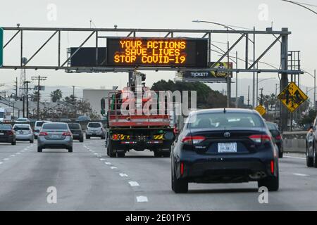 Una bacheca di Caltrans è vista con le parole "le vostre azioni salvare vite fermare COVID-19" in mezzo alla pandemia globale di coronavirus giovedì 24 dicembre 202 Foto Stock