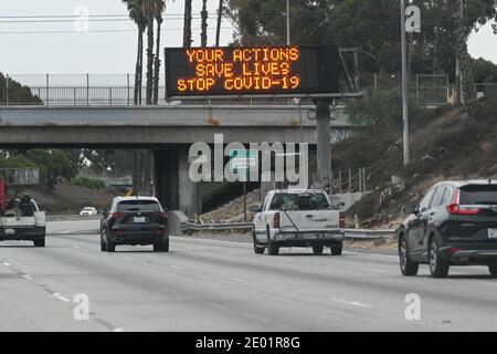 Una bacheca di Caltrans è vista con le parole "le vostre azioni salvare vite fermare COVID-19" in mezzo alla pandemia globale di coronavirus giovedì 24 dicembre 202 Foto Stock