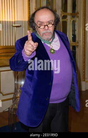 Jean-Michel Ribes è onorato dal ministro della Cultura Aurele Filippetti con la medaglia di "Commendeur de l'ordre des Arts et des Lettres", tenutasi presso il Ministero della Cultura di Parigi, in Francia, il 10 dicembre 2013. Foto di Laurent Zabulon/ABACAPRESS.COM Foto Stock