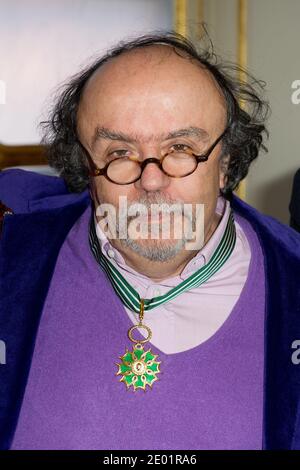 Jean-Michel Ribes è onorato dal ministro della Cultura Aurele Filippetti con la medaglia di "Commendeur de l'ordre des Arts et des Lettres", tenutasi presso il Ministero della Cultura di Parigi, in Francia, il 10 dicembre 2013. Foto di Laurent Zabulon/ABACAPRESS.COM Foto Stock