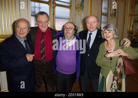 Jean-Michel Ribes è onorato dal ministro della Cultura Aurele Filippetti con la medaglia di "Commendeur de l'ordre des Arts et des Lettres", tenutasi presso il Ministero della Cultura di Parigi, in Francia, il 10 dicembre 2013. Foto di Laurent Zabulon/ABACAPRESS.COM Foto Stock