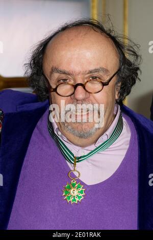 Jean-Michel Ribes è onorato dal ministro della Cultura Aurele Filippetti con la medaglia di "Commendeur de l'ordre des Arts et des Lettres", tenutasi presso il Ministero della Cultura di Parigi, in Francia, il 10 dicembre 2013. Foto di Laurent Zabulon/ABACAPRESS.COM Foto Stock