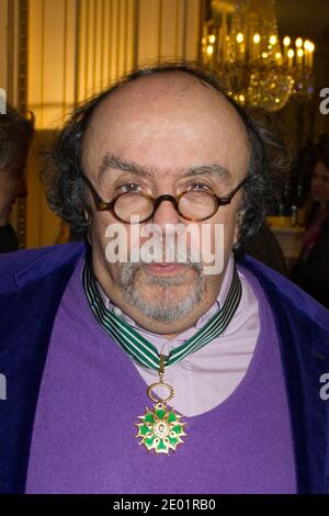 Jean-Michel Ribes è onorato dal ministro della Cultura Aurele Filippetti con la medaglia di "Commendeur de l'ordre des Arts et des Lettres", tenutasi presso il Ministero della Cultura di Parigi, in Francia, il 10 dicembre 2013. Foto di Laurent Zabulon/ABACAPRESS.COM Foto Stock