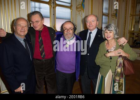 Jean-Michel Ribes è onorato dal ministro della Cultura Aurele Filippetti con la medaglia di "Commendeur de l'ordre des Arts et des Lettres", tenutasi presso il Ministero della Cultura di Parigi, in Francia, il 10 dicembre 2013. Foto di Laurent Zabulon/ABACAPRESS.COM Foto Stock