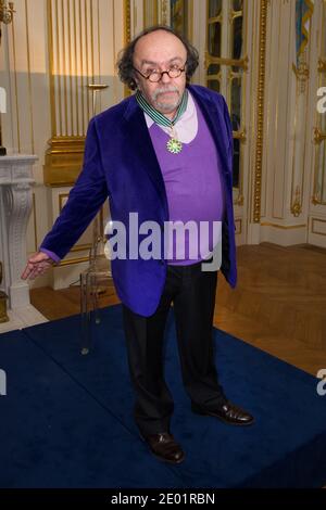 Jean-Michel Ribes è onorato dal ministro della Cultura Aurele Filippetti con la medaglia di "Commendeur de l'ordre des Arts et des Lettres", tenutasi presso il Ministero della Cultura di Parigi, in Francia, il 10 dicembre 2013. Foto di Laurent Zabulon/ABACAPRESS.COM Foto Stock