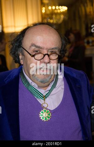 Jean-Michel Ribes è onorato dal ministro della Cultura Aurele Filippetti con la medaglia di "Commendeur de l'ordre des Arts et des Lettres", tenutasi presso il Ministero della Cultura di Parigi, in Francia, il 10 dicembre 2013. Foto di Laurent Zabulon/ABACAPRESS.COM Foto Stock