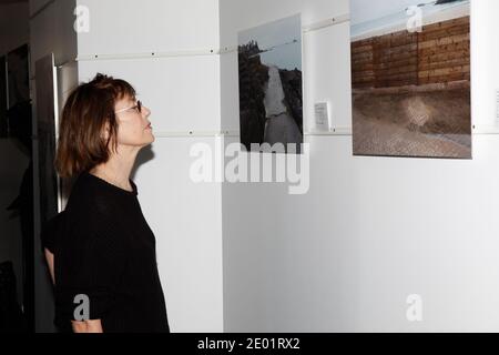 File photo di Jane Birkin che partecipa all'apertura della mostra fotografica di sua figlia Kate Barry tenutasi a Zeartgallerie a Dinard, Francia il 05 ottobre 2012. Il fotografo Kate Barry, figlia dell'attrice e cantante Jane Birkin, morì oggi, 11 dicembre 2013, intorno alle 18:30 dopo essere caduto dal quarto piano del suo appartamento a Parigi. Kate Barry era la figlia di Jane Birkin e del compositore britannico John Barry, meglio conosciuto per aver scritto la colonna sonora di molti James Bond, morto nel 2011. Era la sorellastra delle attrici Charlotte Gainsbourg e Lou Doillon. Foto di Audrey Poree/ABACAPRESS.COM Foto Stock