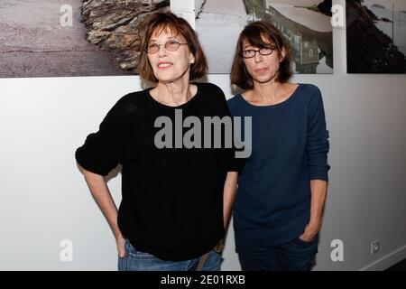 Foto file di Jane Birkin e di sua figlia Kate Barry in posa alla mostra fotografica di Barry tenutasi a Zeartgallerie a Dinard, Francia il 05 ottobre 2012. Il fotografo Kate Barry, figlia dell'attrice e cantante Jane Birkin, morì oggi, 11 dicembre 2013, intorno alle 18:30 dopo essere caduto dal quarto piano del suo appartamento a Parigi. Kate Barry era la figlia di Jane Birkin e del compositore britannico John Barry, meglio conosciuto per aver scritto la colonna sonora di molti James Bond, morto nel 2011. Era la sorellastra delle attrici Charlotte Gainsbourg e Lou Doillon. Foto di Audrey Poree/ABACAPRESS.COM Foto Stock