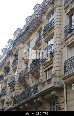 Una vista del 12 dicembre 2013 dell'edificio dove visse a Parigi il fotografo inglese Kate Barry. Barry, figlia della cantante-attrice Jane Birkin, è morto mercoledì dopo essere caduto dal quarto piano del suo appartamento a Parigi. Barry, 46 anni, è caduto da casa sua in una zona chic della capitale francese. Apparentemente è caduta da una finestra. Barry viveva da solo nell'appartamento che era chiuso dall'interno. Antidepressivi sono stati trovati in casa sua, secondo la fonte. Barry era la figlia del britannico Birkin e del compositore britannico John Barry, famoso per la scrittura dei temi del film di James Bond, Who Foto Stock