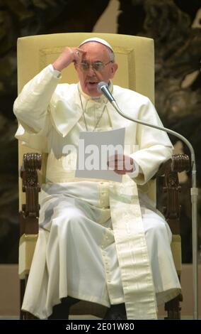 Papa Francesco partecipa ad un incontro con i media nella Sala del Papa VI, in Vaticano, il 16 marzo 2013. Papa Francesco, dando la sua più chiara indicazione ancora che vuole una Chiesa cattolica più austera, ha detto che dovrebbe essere povera e ricordare che la sua missione è quella di servire i poveri. Il papa ha commentato in udienza con i giornalisti, spiegando perché ha scelto di prendere il nome Francesco, dopo San Francesco d'Assisi, simbolo di pace, austerità e povertà. Papa Francesco è stato nominato persona dell'anno dalla rivista Time. Durante i suoi nove mesi di mandato, il Papa aveva tirato fuori il papato Foto Stock