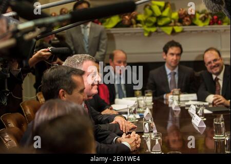 Bill de Blasio, sindaco eletto di New York, si trova di fronte al presidente Barack Obama e al vicepresidente Joe Biden durante un incontro con un gruppo di sindaci neoeletti di tutto il paese a Washington, DC, USA, venerdì 13 dicembre 2013, Discutere i modi in cui l’amministrazione Obama può fungere da partner attivo per la creazione di posti di lavoro e garantire che le famiglie della classe media abbiano un percorso verso le opportunità. Foto di Pete Marovich/piscina/ABACAPRESS.COM Foto Stock