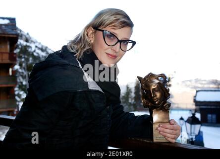 Il regista Jasmila Zbanic si pone con il suo Trofeo Sisley durante la 5a edizione del Festival europeo del Cinema Les Arcs a Les Arcs, Alpi francesi, Francia, il 15 dicembre 2013. Foto di Patrick Bernard/ABACAPRESS.COM Foto Stock