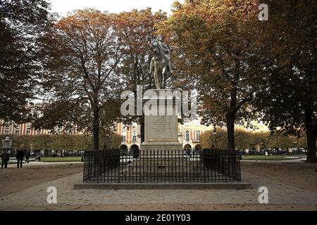 Francia, parigi 4e, le marais, Place des vosges, Place Louis XIII, fontaine, jardin, statua equestre de luigi XIII Foto Stock