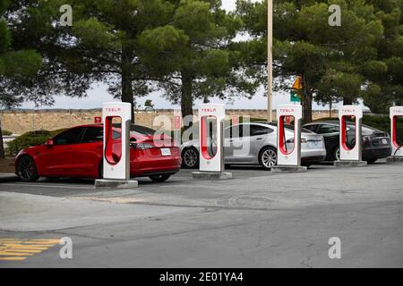 I veicoli Tesla Model 3 e Model S sono in carica giovedì 24 dicembre 2020 a Cabazon, California (Dylan Stewart/Image of Sport) Foto Stock