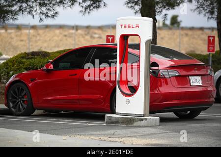 Tesla Model 3 si vede in carica, giovedì 24 dicembre 2020 a Cabazon, California (Dylan Stewart/immagine dello sport) Foto Stock