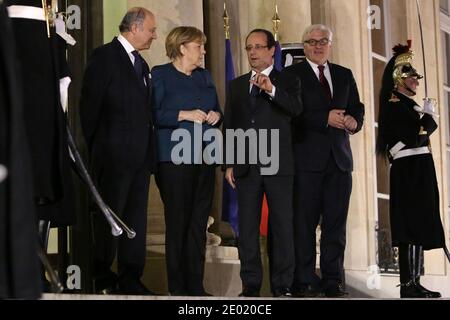 Il presidente francese Francois Hollande e il ministro degli Affari esteri Laurent Fabius (L) accolgono il cancelliere tedesco Angela Merkel e il ministro degli Esteri Frank-Walter Steinmeier quando arrivano al palazzo presidenziale Elysee, a Parigi, in Francia, il 18 dicembre 2013. A partire dalla sua attesa rielezione a cancelliere, Merkel si è recata a Parigi per le trattative in vista di un vertice dei leader europei che si concentrerà sulla politica di difesa comune. Foto di Stephane Lemouton/ABACAPRESS.COM Foto Stock