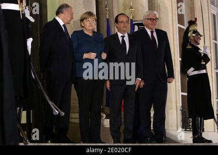 Il presidente francese Francois Hollande e il ministro degli Affari esteri Laurent Fabius (L) accolgono il cancelliere tedesco Angela Merkel e il ministro degli Esteri Frank-Walter Steinmeier quando arrivano al palazzo presidenziale Elysee, a Parigi, in Francia, il 18 dicembre 2013. A partire dalla sua attesa rielezione a cancelliere, Merkel si è recata a Parigi per le trattative in vista di un vertice dei leader europei che si concentrerà sulla politica di difesa comune. Foto di Stephane Lemouton/ABACAPRESS.COM Foto Stock