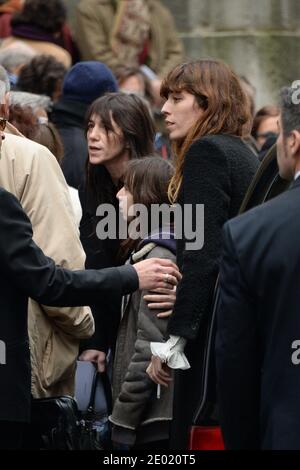 Si prega di nascondere i volti dei bambini prima della pubblicazione Lou Doillon, Charlotte Gainsbourg e sua figlia Alice in occasione di una messa di tributo per Kate Barry tenuta nella chiesa di Saint Roch a Parigi, Francia il 19 dicembre 2013. Il fotografo Kate Barry, figlia di Jane Birkin e John Barry, è stato trovato morto il 11 dicembre dopo essere caduto dalla finestra del suo appartamento a Parigi. Aveva 46 anni. Foto di ABACAPRESS.COM Foto Stock