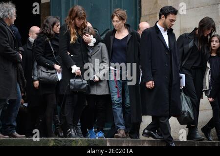 Si prega di nascondere i volti dei bambini prima della pubblicazione Lou Doillon, il figlio Marlowe, Jane Birkin e Charlotte Gainsbourg con sua figlia Alice in occasione di una messa di tributo per Kate Barry tenuta nella chiesa di Saint Roch a Parigi, Francia il 19 dicembre 2013. Il fotografo Kate Barry, figlia di Jane Birkin e John Barry, è stato trovato morto il 11 dicembre dopo essere caduto dalla finestra del suo appartamento a Parigi. Aveva 46 anni. Foto di ABACAPRESS.COM Foto Stock