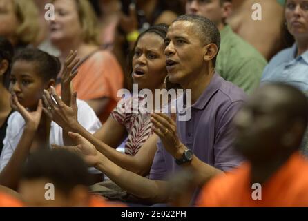 Il presidente DEGLI STATI UNITI Barack Obama e la prima signora Michelle Obama con le figlie Malia e Sasha partecipano alla partita di pallacanestro dell'università Oregon state vs Akron al torneo Diamond Head Classic al Manoa Stan Sheriff Center a Honolulu, Hawaii, USA il 22 dicembre 2013. Lo stato dell'Oregon è istruito dal fratello di Michelle Obama, Craig Robinson. Foto di Cory Lum/ABACAPRESS.COM Foto Stock