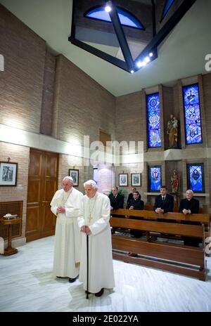 Papa Francesco scambia i saluti natalizi con l'ex Papa Benedetto XVI nel monastero Mater Ecclesiae, sua nuova residenza, a Città del Vaticano il 23 dicembre 2013. Insieme si recarono alla Cappella del Monastero per condividere un 'momento di preghiera. Foto di ABACAPRESS.COM Foto Stock