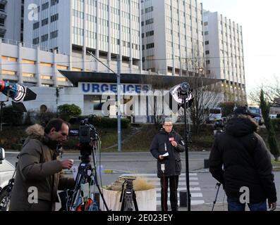 I giornalisti aspettano fuori dall'ingresso dell'ospedale di Grenoble, dove il sette volte campione del mondo di Formula uno Michael Schumacher viene trattato a Grenoble, Francia, lunedì 30 dicembre 2013. Schumacher si trova in una condizione critica dopo un incidente di sci nelle Alpi francesi, ha detto i suoi medici in una conferenza stampa. Foto di Vincent Dargent/ABACAPRESS.COM Foto Stock