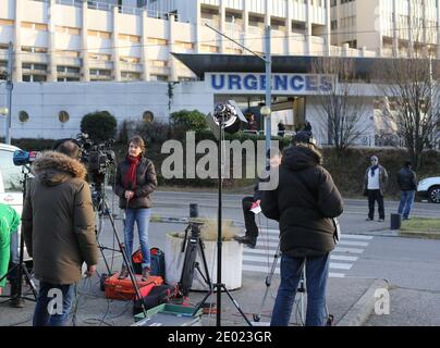 I giornalisti aspettano fuori dall'ingresso dell'ospedale di Grenoble, dove il sette volte campione del mondo di Formula uno Michael Schumacher viene trattato a Grenoble, Francia, lunedì 30 dicembre 2013. Schumacher si trova in una condizione critica dopo un incidente di sci nelle Alpi francesi, ha detto i suoi medici in una conferenza stampa. Foto di Vincent Dargent/ABACAPRESS.COM Foto Stock