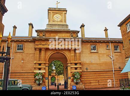 Ingresso al Royal Mews Buckingham Palace, sede di storiche carrozze reali E una delle più belle stalle di lavoro in existence.August 2016 Foto Stock