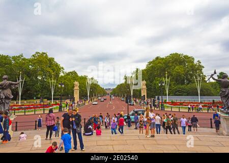 Vista del Mall da Victoria Memorial.Road nella città di Westminster, nel centro di Londra, tra Buckingham Palace e Trafalgar Square, agosto 2016 Foto Stock