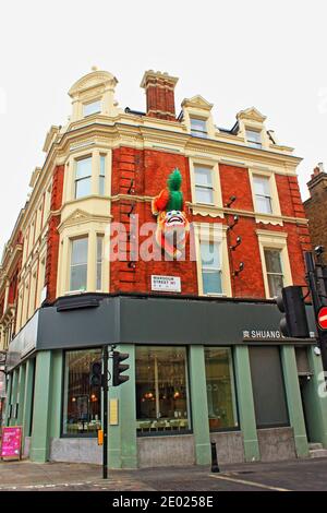 Shaftesbury Avenue-Major Street nel West End di Londra, il cuore del quartiere dei teatri del West End di Londra, con Lyric, Apollo, Gielgud e Sondheim Foto Stock