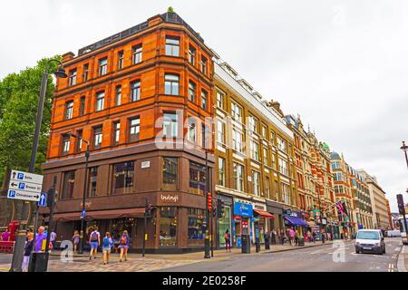 Shaftesbury Avenue-Major Street nel West End di Londra, il cuore del quartiere dei teatri del West End di Londra, con Lyric, Apollo, Gielgud e Sondheim Foto Stock