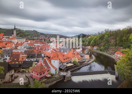Vista classica sulla pittoresca città di Cesky Krumlov, patrimonio dell'umanità dell'UNESCO, lungo il fiume Moldava nella Boemia della Repubblica Ceca. Foto Stock