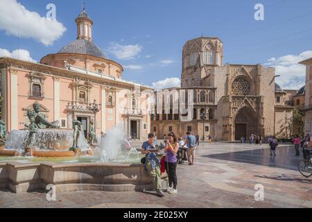 Valencia, Spagna - Aprile 16 2015: I turisti consultano una mappa e godono di una giornata di sole a Plaza de la Virgen, la storica piazza principale di Valencia, Spagna Foto Stock