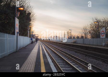 Aspettate la mattina presto alla stazione della metropolitana di East Acton sulla Central Line nella zona 2 di West London. Foto Stock