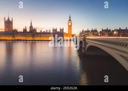 Una lunga esposizione cattura di notte della Elizabeth Tower, ex Big ben di Westminster Abbey dal Tamigi. Foto Stock