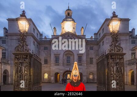 Londra, Regno Unito - 8 marzo 2014: Una giovane guardia di fronte al Horse Guards Building, un quartier generale storico miliaty. Foto Stock