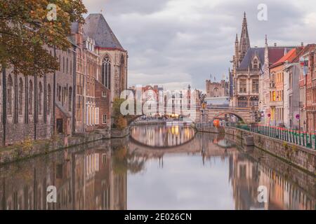 Gand, Belgio - Novembre 13 2014: La bella città vecchia storica di Gand, Belgio lungo il canale di Leie al tramonto. Foto Stock