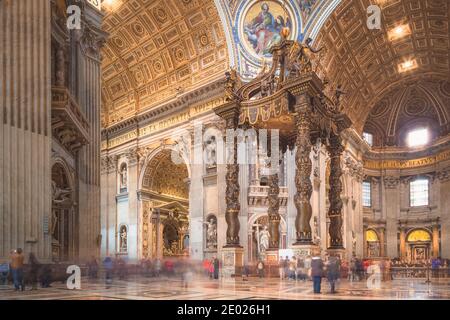 Vaticano, Città del Vaticano - 6 novembre 2014: Una lunga esposizione di turisti in visita al Baldacchino di Bernini, commissionata da Papa Urbano VIII nel 1623. È plac Foto Stock