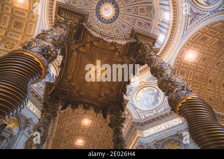 Vaticano, Città del Vaticano - 5 novembre 2014: Uno sguardo al Baldacchino del Bernini commissionato da Papa Urbano VIII nel 1623. È posto sopra l'alto al Foto Stock