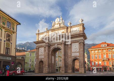 Innsbruck, Austria - ottobre 20 2014: L'arco trionfale di Innsbruck, costruito nel 1765 per commercantare le nozze dell'arciduca Leopoldo, il secondo figlio dell'imperatrice Foto Stock