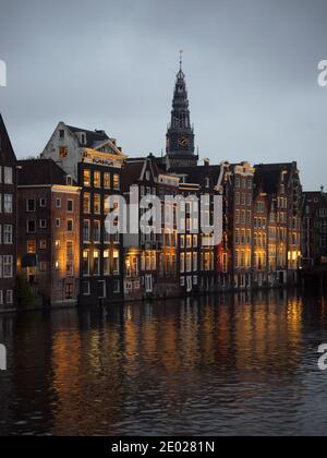 Vista al crepuscolo delle famose case da ballo nel centro di Damrak Gracht Amsterdam nei Paesi Bassi Foto Stock