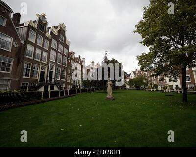 Facciate di edifici storici in tipico stile architettonico di Amsterdam Courtyard Begijnhof nei Paesi Bassi Foto Stock