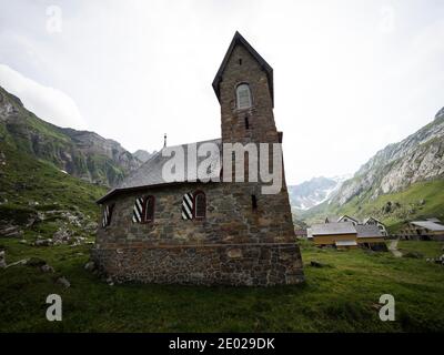 Cappella cattolica di montagna in svizzero Alpstein remoto insediamento alpino Meglisalp Appenzell Innerrhoden in Svizzera Foto Stock