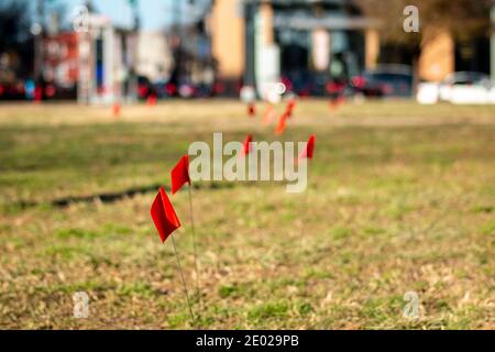 Washington, DC, USA, 28 dicembre 2020. Nella foto: Alcune delle 300 bandiere rosse poste sul prato di fronte alla District of Columbia Housing Authority durante la protesta per l'Housing Equity. Lo scopo della protesta era quello di sensibilizzare le 84,000 famiglie della DC incapaci di permettersi un affitto a basso costo, in parte a causa della pandemia del coronavirus. Ogni bandiera rappresentava 280 famiglie. La protesta è stata sponsorizzata da cittadini interessati della DC, Migration Matters, Unfinal Freedom DC, e Black Terps Matter. Credit: Alison C Bailey/Alamy Live News Foto Stock