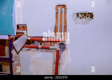 Costruzione domestica con disposizione del tubo di pex rosso caldo in nuovo Vasca da bagno casa PVC sistema di acque reflue Foto Stock